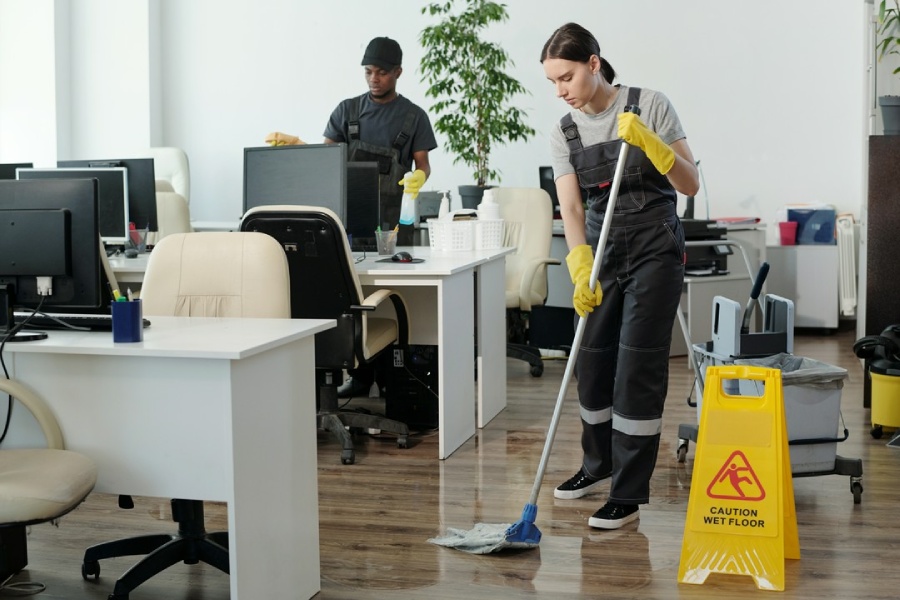sprzątanie biura przez firmę